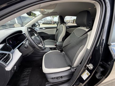 Used 2025 Volkswagen Taos SE FWD image 27