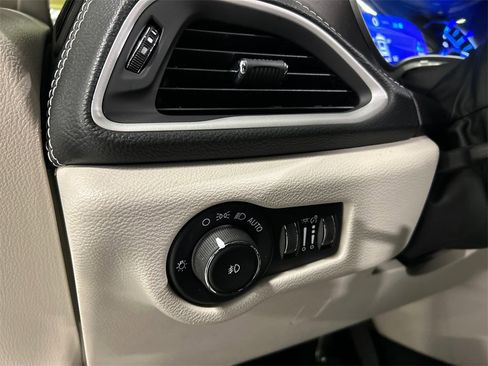 Used 2022 Chrysler Pacifica Touring-L image 22