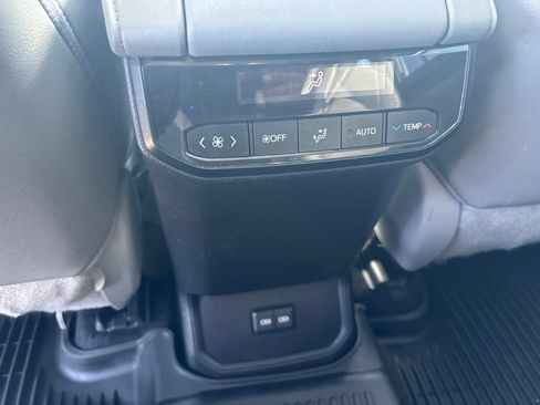 Used 2022 Toyota Highlander XLE AWD/4WD image 25