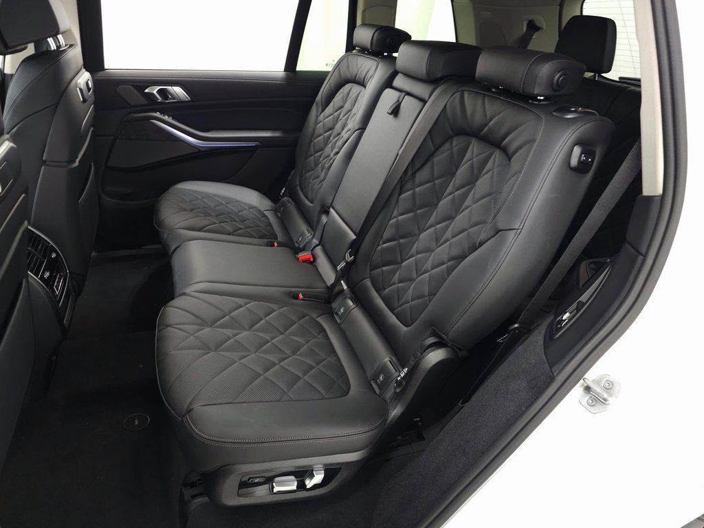 Used 2026 BMW X7 xDrive40i AWD/4WD image 31