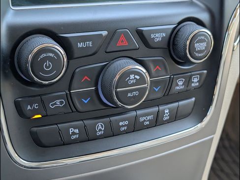 Used 2018 Jeep Grand Cherokee Overland AWD/4WD image 16
