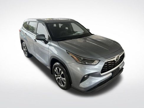 Used 2022 Toyota Highlander XLE AWD/4WD image 40