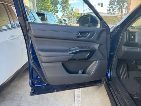 Used 2025 Nissan Pathfinder SV FWD image 18