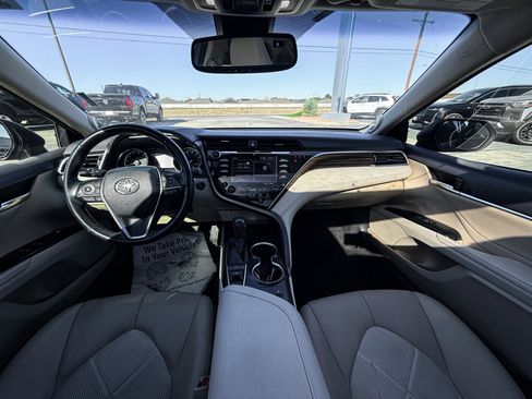 Used 2018 Toyota Camry XLE image 10