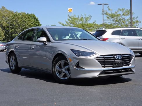 Used 2023 Hyundai Sonata SE FWD image 2