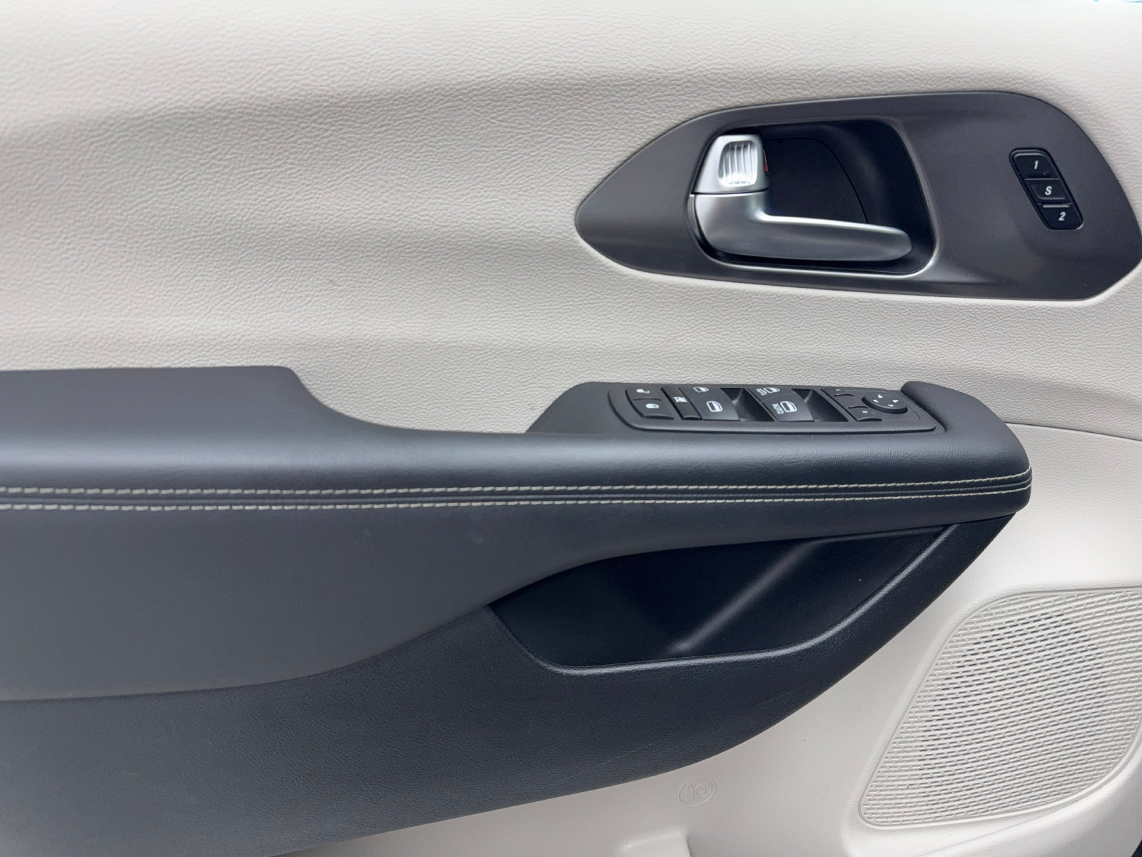 Used 2023 Chrysler Pacifica Touring-L FWD image 34