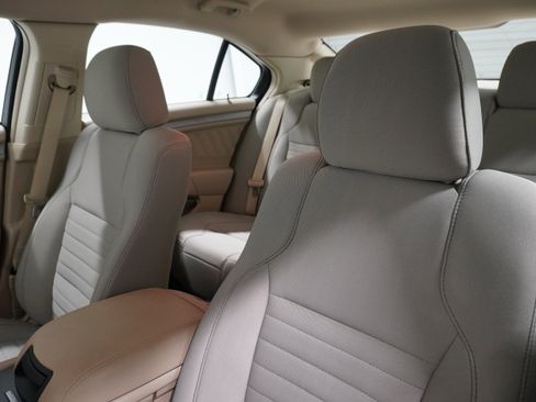 Used 2018 Ford Taurus SE image 10