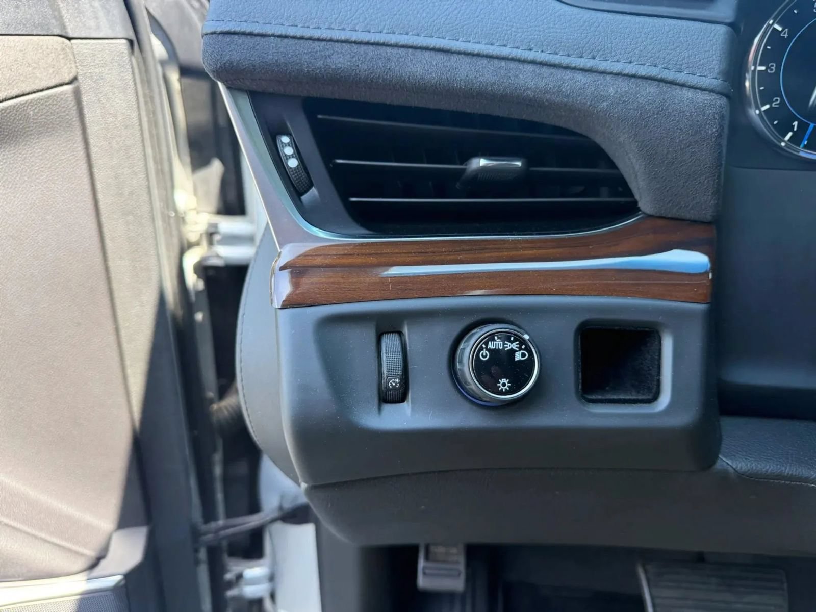 Used 2020 Cadillac Escalade ESV Luxury RWD image 17