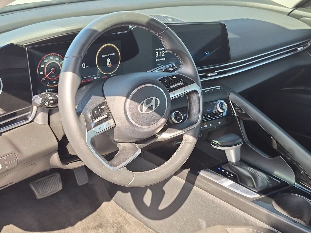 Used 2025 Hyundai Elantra SEL FWD image 15