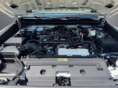 Certified 2025 Toyota Tacoma SR5 AWD/4WD image 92