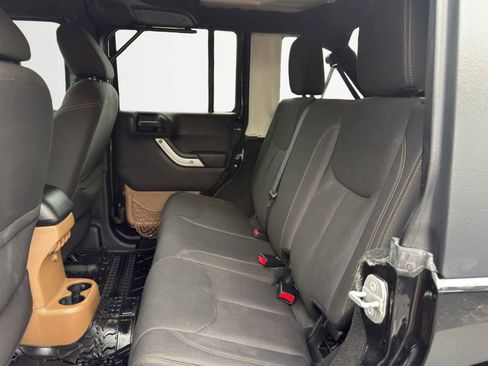 Used 2016 Jeep Wrangler Unlimited Sahara w/ Connectivity Group AWD/4WD image 26
