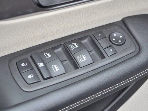 Used 2023 Chrysler Pacifica Touring-L image 16