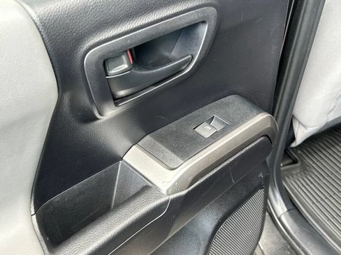 Used 2020 Toyota Tacoma SR5 AWD/4WD image 31
