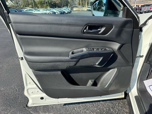 Used 2023 Nissan Pathfinder S image 11