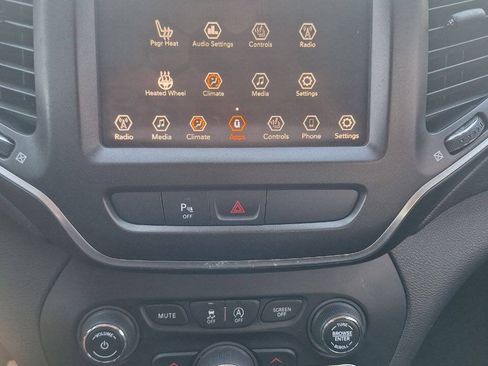 Used 2019 Jeep Cherokee Trailhawk w/ Cold Weather Group AWD/4WD image 16