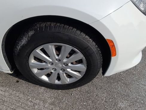 Used 2021 Chrysler Voyager L image 10