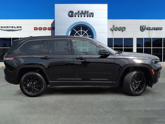 Used 2026 Jeep Grand Cherokee Altitude RWD image 3
