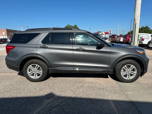 Used 2023 Ford Explorer XLT w/ Equipment Group 202A image 7