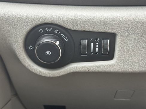 Certified 2021 Chrysler Pacifica Touring image 22