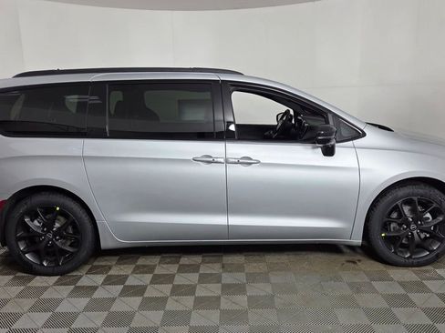 New 2026 Chrysler Pacifica Limited image 8