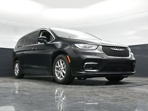 Used 2023 Chrysler Pacifica Touring-L FWD image 56