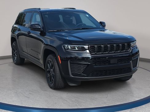 Used 2026 Jeep Grand Cherokee Altitude AWD/4WD image 3