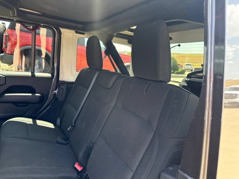 Used 2019 Jeep Wrangler Unlimited Sahara w/ Safety Group AWD/4WD image 12