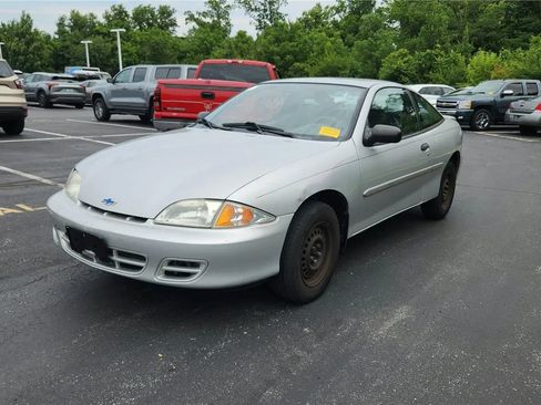 Used 2001 Chevrolet Cavalier Coupe w/ Preferred Equipment Group 1 FWD image 4