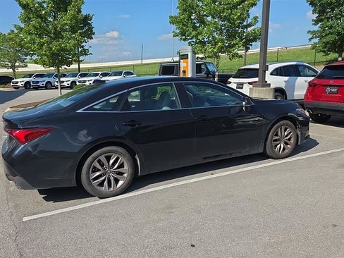 Used 2021 Toyota Avalon XLE w/ Moonroof Package AWD/4WD image 3