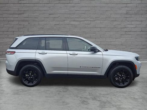 Used 2024 Jeep Grand Cherokee Altitude AWD/4WD image 13