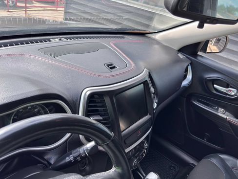 Used 2015 Jeep Cherokee Trailhawk w/ Cold Weather Group AWD/4WD image 18