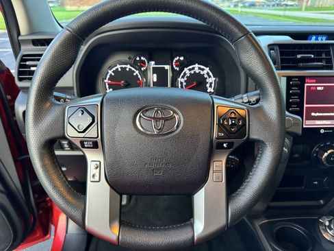 Used 2022 Toyota 4Runner SR5 AWD/4WD image 32