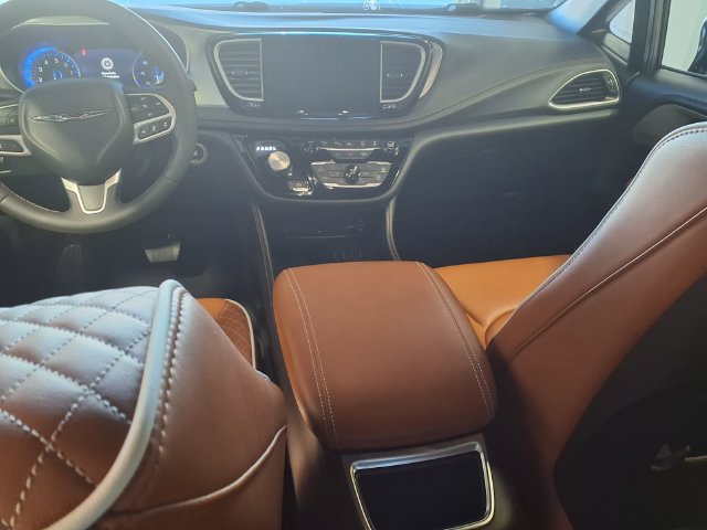 Used 2025 Chrysler Pacifica Pinnacle AWD/4WD image 20