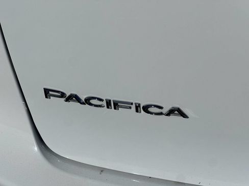 Used 2024 Chrysler Pacifica Touring-L FWD image 34