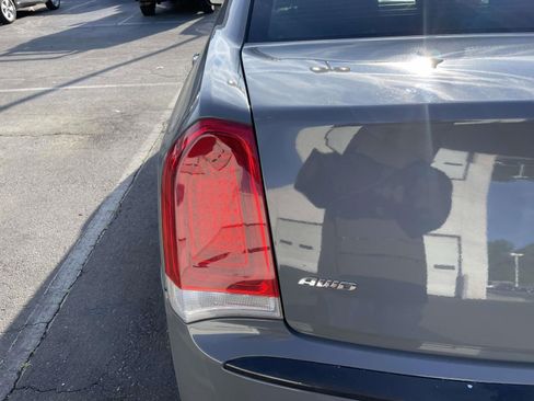 Used 2018 Chrysler 300 Touring w/ Driver Convenience Group image 15