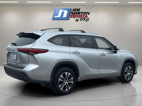 Used 2023 Toyota Highlander XLE AWD/4WD image 5