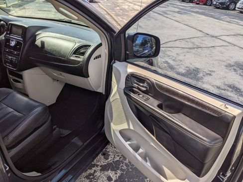 Used 2014 Chrysler Town & Country Touring FWD image 13
