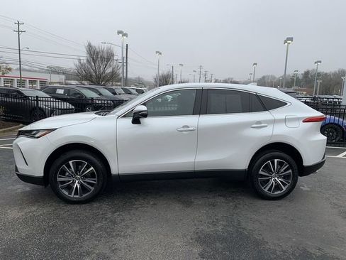 Used 2023 Toyota Venza LE image 5