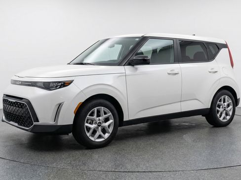 Used 2025 Kia Soul LX w/ LX Technology Package FWD image 3
