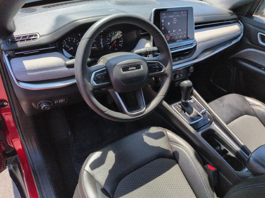 Used 2025 Jeep Compass Latitude w/ Sun & Sound Group AWD/4WD image 15