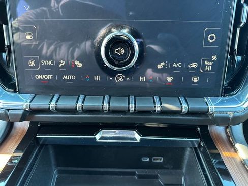 Used 2025 GMC Yukon Denali image 32