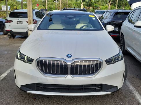Used 2026 BMW i5 eDrive40 w/ Premium Package RWD image 2