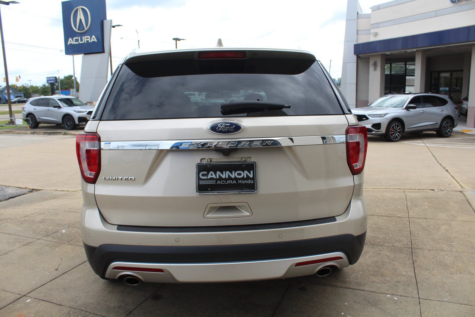 Used 2017 Ford Explorer Limited w/ Equipment Group 301A FWD image 5