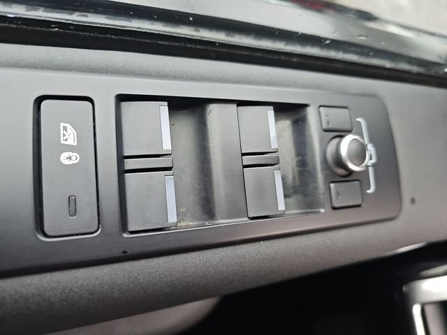 Used 2019 Land Rover Discovery SE AWD/4WD image 19