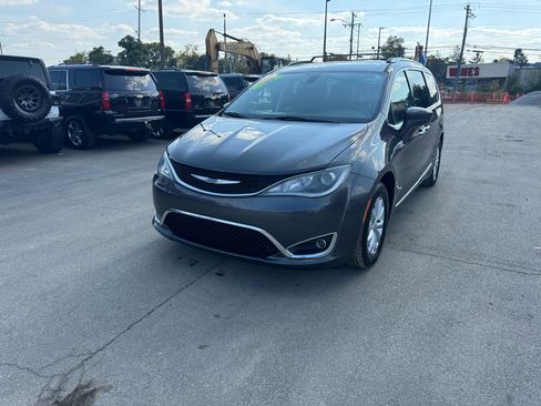 Used 2019 Chrysler Pacifica Touring-L image 8