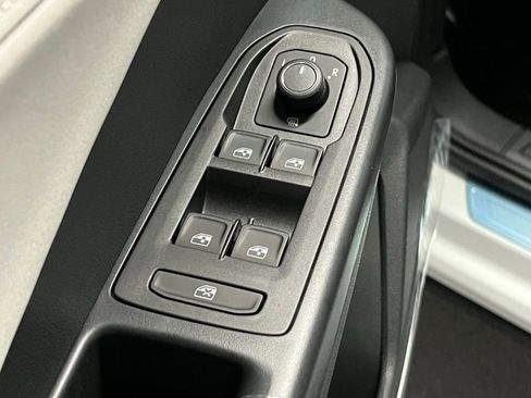 New 2025 Volkswagen Taos SE image 17