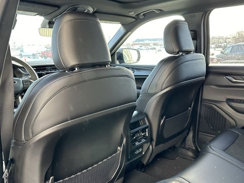 New 2025 Jeep Grand Cherokee Altitude image 10