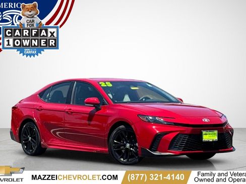Used 2025 Toyota Camry SE FWD image 1