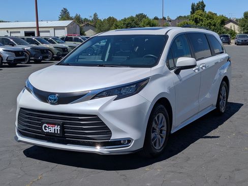 Used 2024 Toyota Sienna XLE FWD image 10