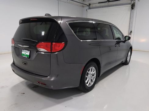 Used 2022 Chrysler Voyager LX image 9